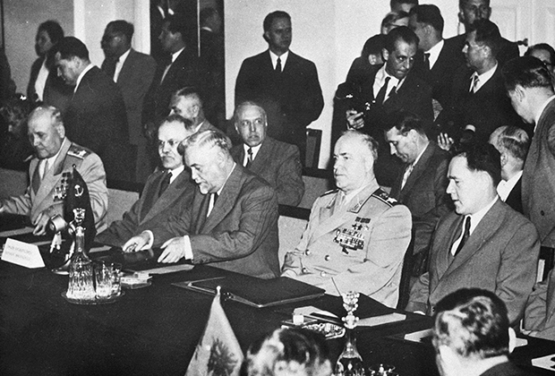 Представители стран будущего ОВД на встрече в Варшаве, 1955 год