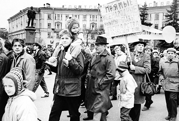 Александр Шмонов (с плакатом) весной 1990 года в дни предвыборной кампании в Колпино (пригород Ленинграда)