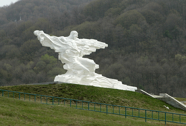 Памятник погибшим при сходе ледника Колка
