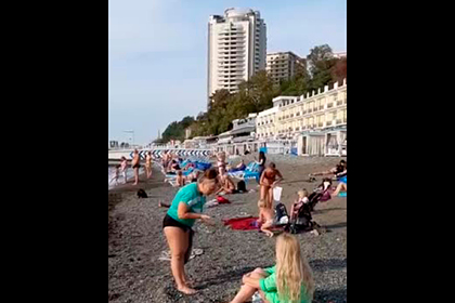 Переполненные отдыхающими пляжи Сочи в ноябре попали на видео