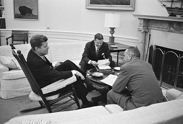 Президент Джон Кеннеди, вице-президент Линдон Джонсон и министр обороны США Роберт Макнамара, март 1961 года