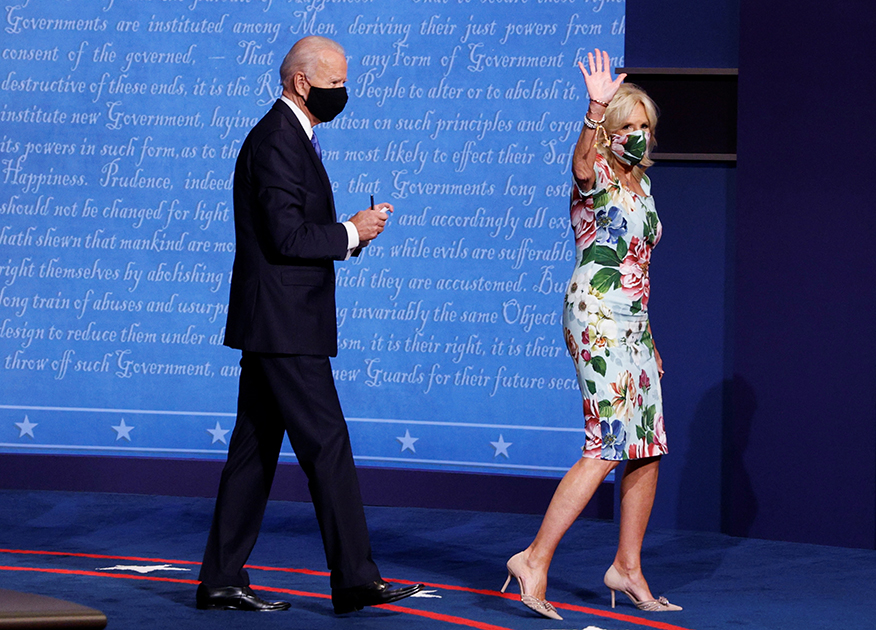 Одним из редких исключений стало появление Джилл Байден на последних президентских дебатах мужа. В тот день на ней было приталенное платье с крупными цветами, изготовленное итальянским модным домом Dolce &amp; Gabbana за 2195 долларов (около 164 тысяч рублей) — одним из любимых брендов Мелании Трамп. Свой наряд супруга Байдена дополнила защитной маской с таким же рисунком.
