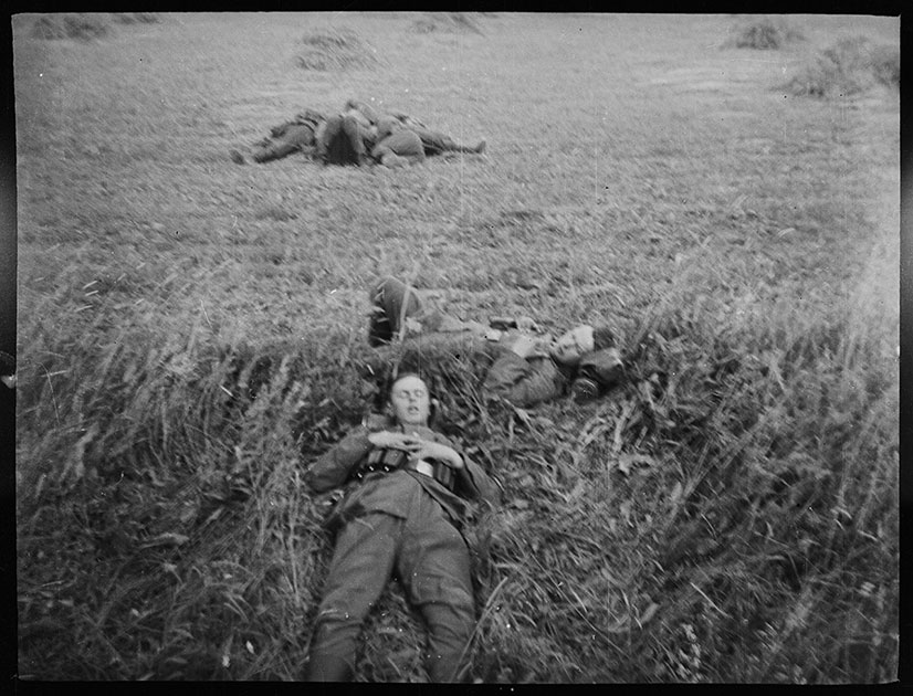 Молодые немцы из Имперской службы труда отдыхают в поле