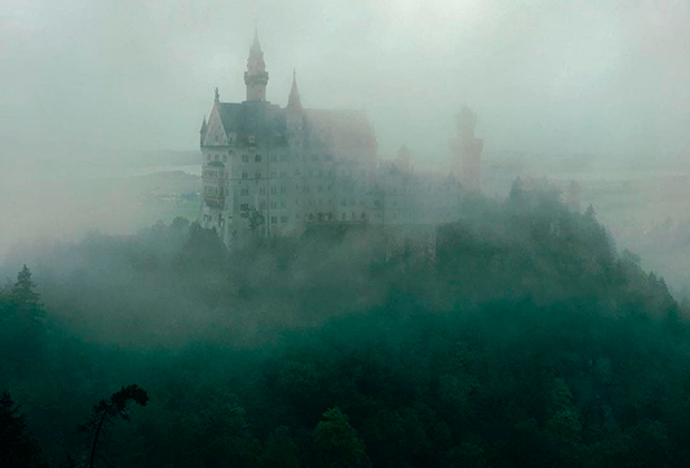 Замок Нойшвайнштайн словно хранит мрачные тайны своего владельца