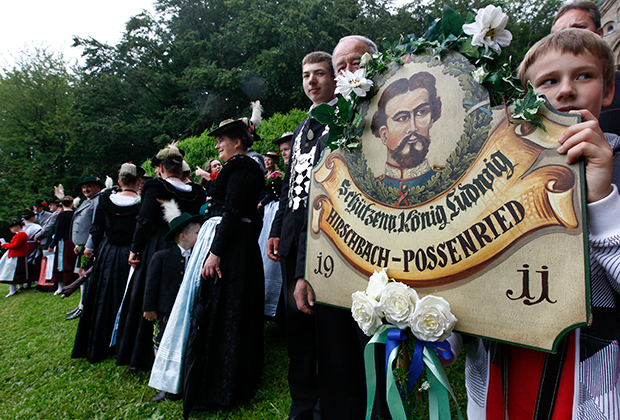 Баварцы в народных костюмах на поминальной службе по королю Людвигу II, 2011 год