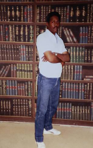 Ричард Филлипс в тюремной библиотеке