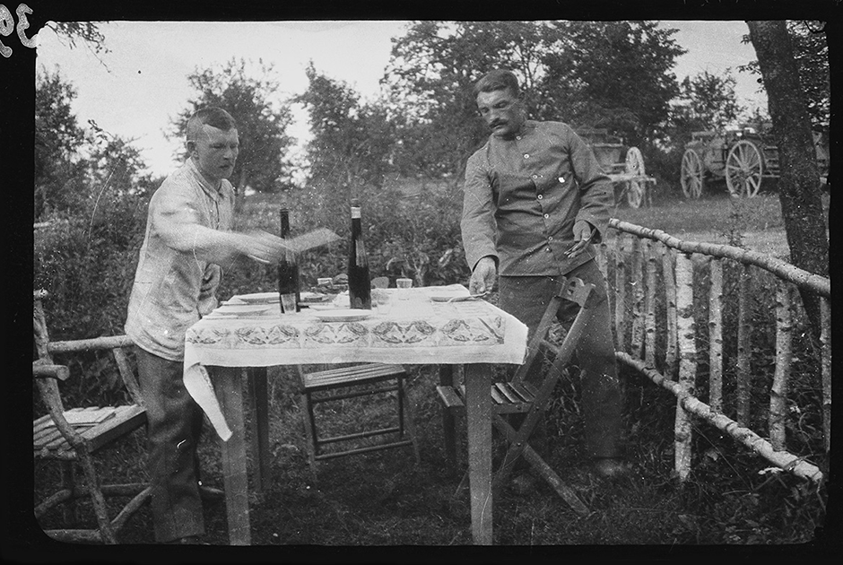 Немецкие солдаты накрывают на стол. Западный фронт, 1916 год.