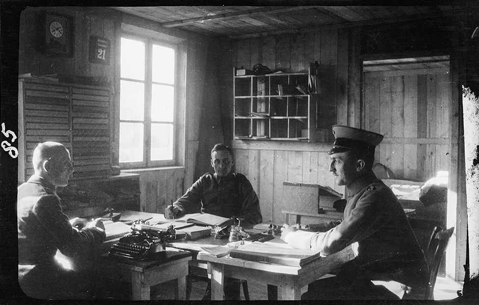Немецкие военнослужащие в штабе. Западный фронт, 21 июля 1916 год.