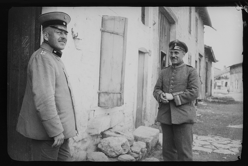 Немецкие офицеры на одной из улиц города. Западный фронт, 1916 год.