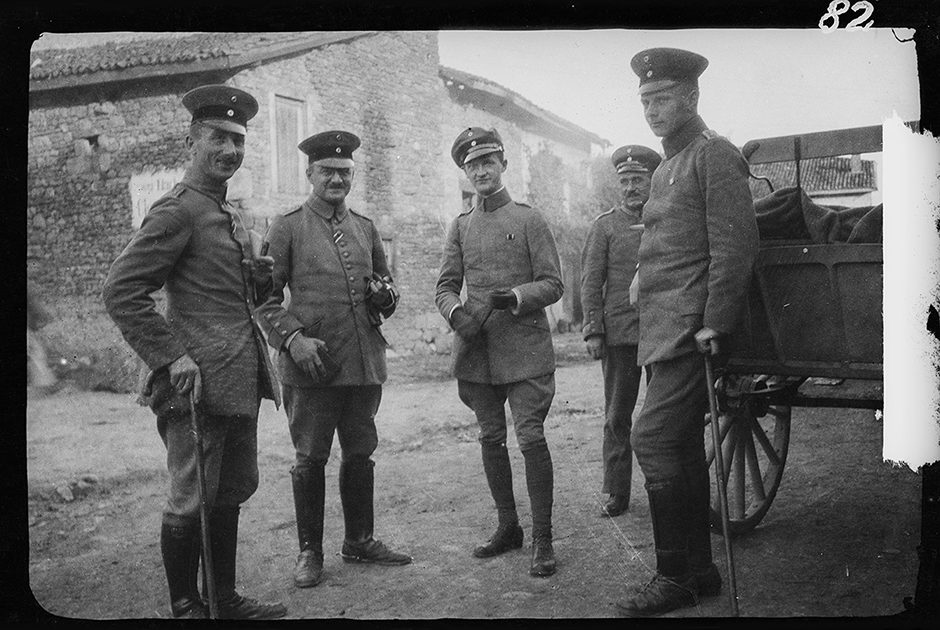Немецкие офицеры возле гужевой повозки. Западный фронт, 1916 год.