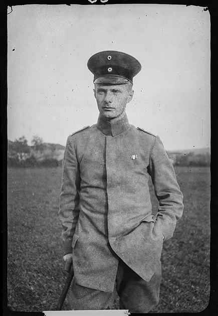 Портрет немецкого офицера с тростью. Западный фронт, 1916 год.