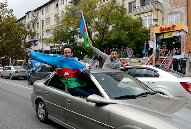 Азербайджанцы празднуют взятие Шуши