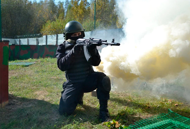 Боец спецназа ФСИН на ведомственных испытаниях