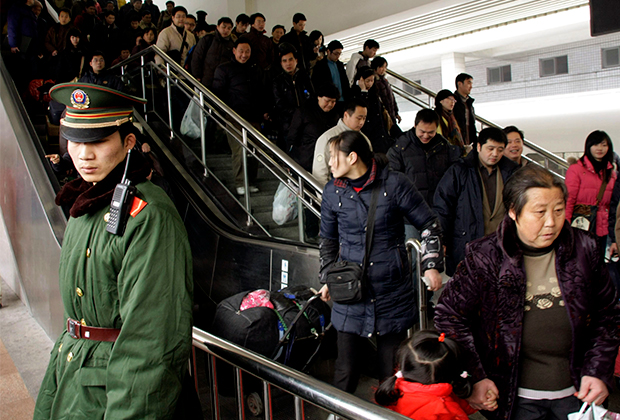 Пассажиры на вокзале в Шанхае