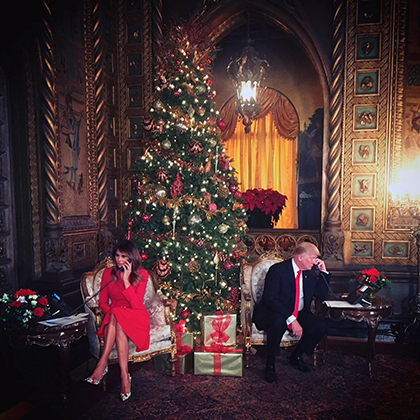 Дональд Трамп и первая леди Мелания помогают детям отслеживать Санта-Клауса по телефону в канун Рождества из их частного курорта Мар-а-Лаго, 24 декабря 2017 года