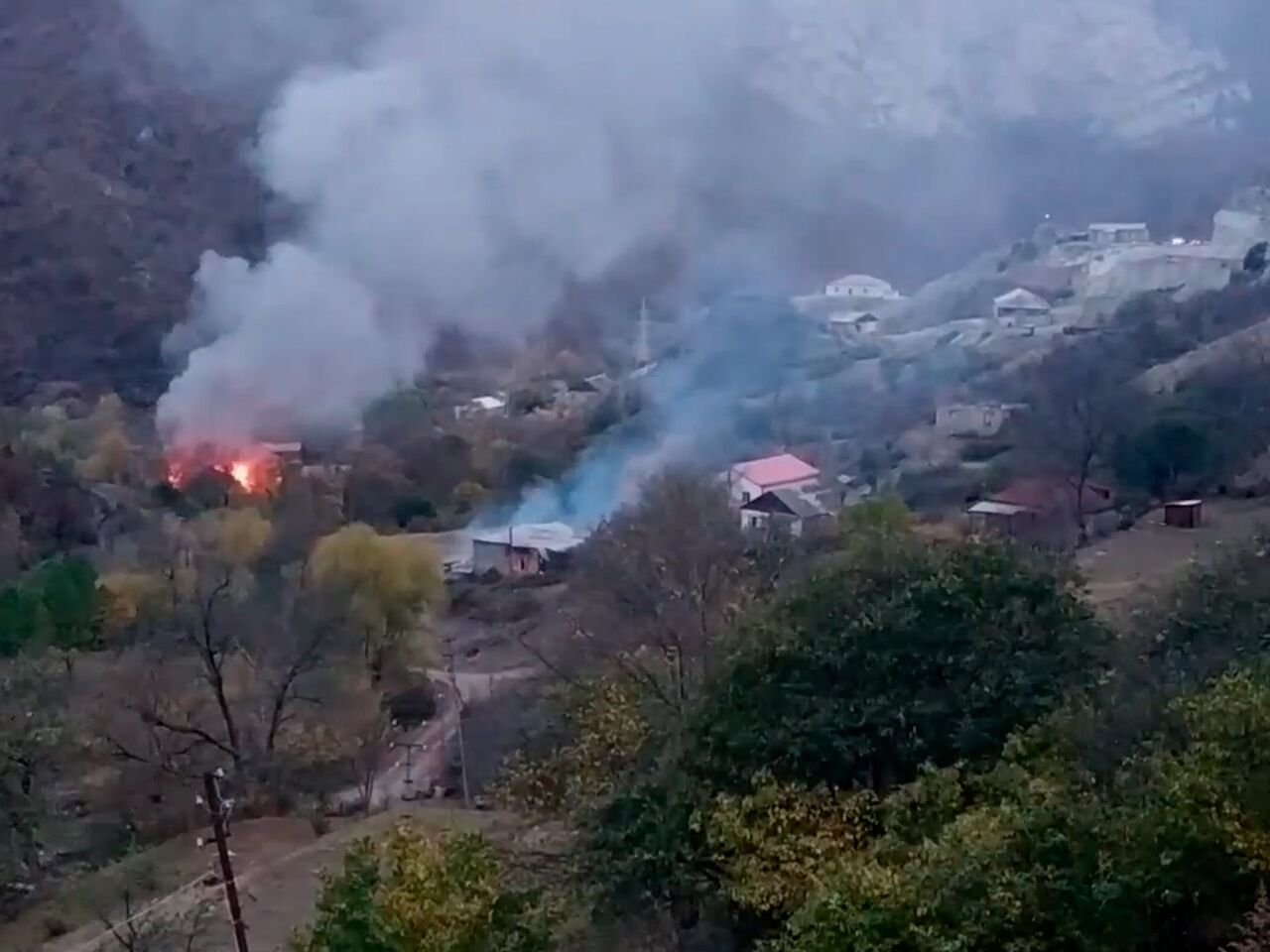 Покидающие Нагорный Карабах жители сожгли свои дома: Закавказье: Бывший  СССР: Lenta.ru