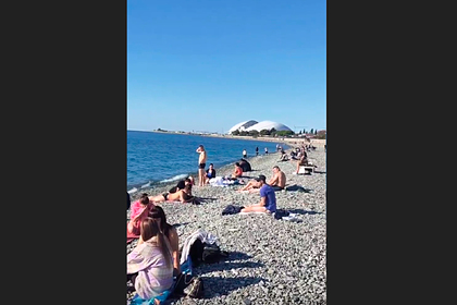 Переполненный отдыхающими в ноябре пляж в Сочи попал на видео и удивил россиян