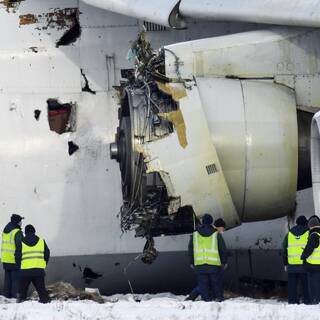 Работы на месте аварийной посадки самолета Ан-124 в аэропорту Толмачево в Новосибирске