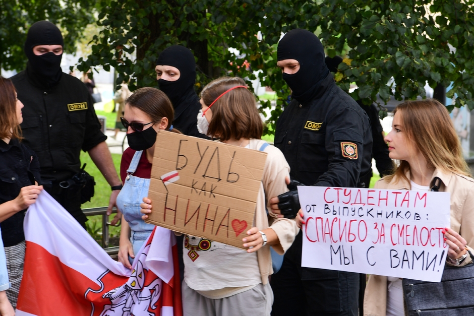 Задержание участников акции в поддержку преподавателей у здания БГЛУ