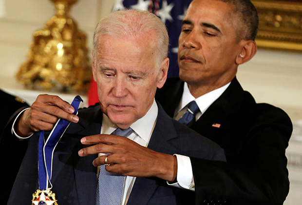 Обама вручает Байдену президентскую медаль Свободы