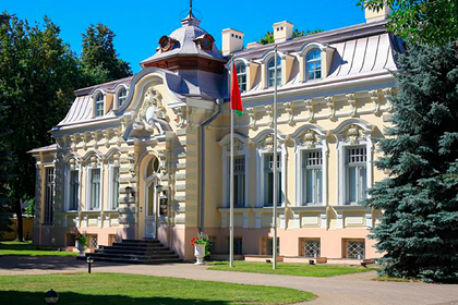 Неизвестные в Вильнюсе забросали картошкой посольство Беларуссии