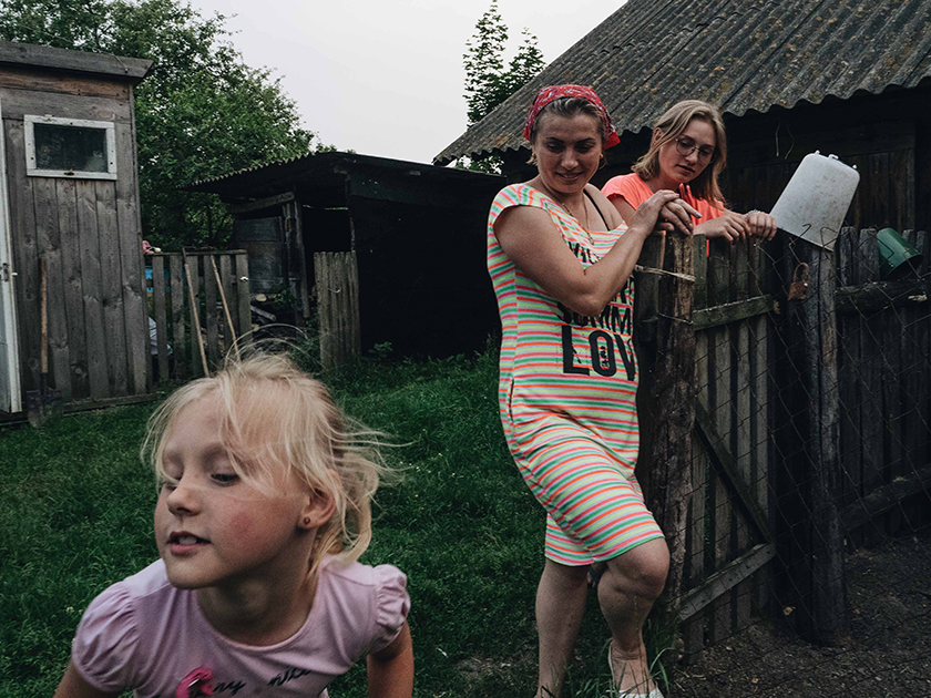 Илир Цуко (Ilir Tsouko) родился в Албании, а вырос в Греции. Он — фотожурналист и документалист. Миграция, социальные проблемы, несправедливость — темы, которые его тревожат. Он отражает, как политические решения влияют на ситуацию в обществе. Так, он свел в один проект вопрос Чернобыльской катастрофы и войны на востоке Украины, запечатлев тех, кто бежал от войны, но оказался в небезопасных районах.