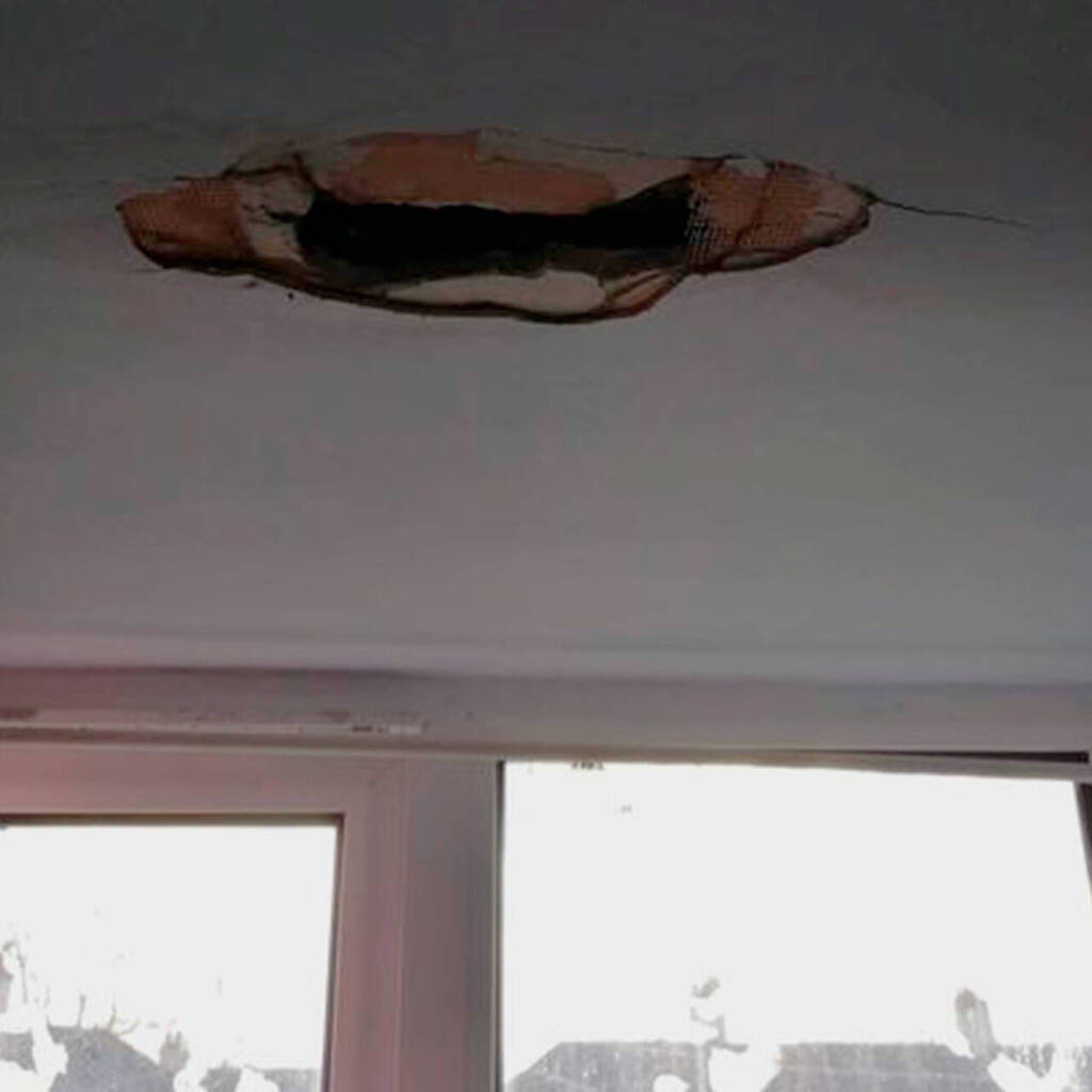 Нашла странную дыру в стене. Дыра в потолке. Большая дырка в потолке. Дыра в потолке квартиры. Пробоина в потолке.