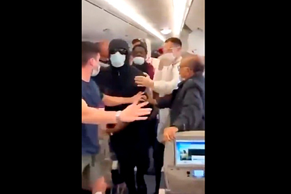 Потасовка рэперов на борту прилетевшего из Дубая самолета попала на видео