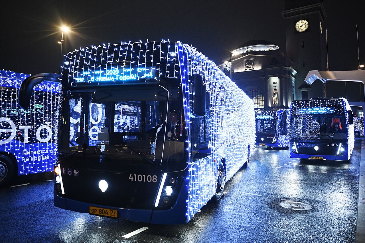 Новогодний автобус. Электроавтобус в Москве ночью. Электробус 2022. Новогодний электробус в Москве 2022. Новогодний электробус в Москве.