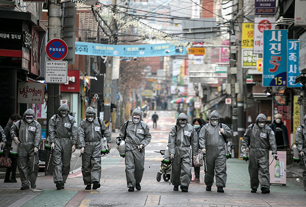 Солдаты Южной Кореи дезинфицируют улицы города