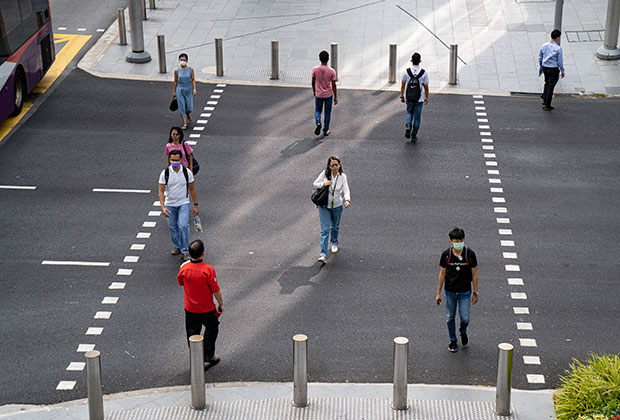 Сингапурцы соблюдают социальную дистанцию на главной улице Орчард-роуд