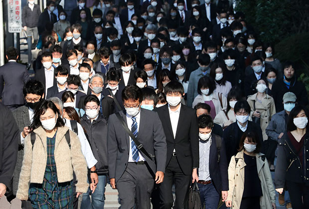 Японцы в масках на улице в Токио