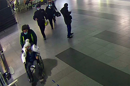 Многодетный российский полицейский спас роженицу в аэропорту