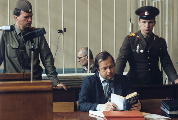 Марат Хабибулин, адвокат Андрея Чикатило (в центре)