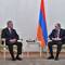 Министр обороны РФ Сергей Шойгу (слева) и премьер-министр Армении Никол Пашинян во время встречи в Ереване