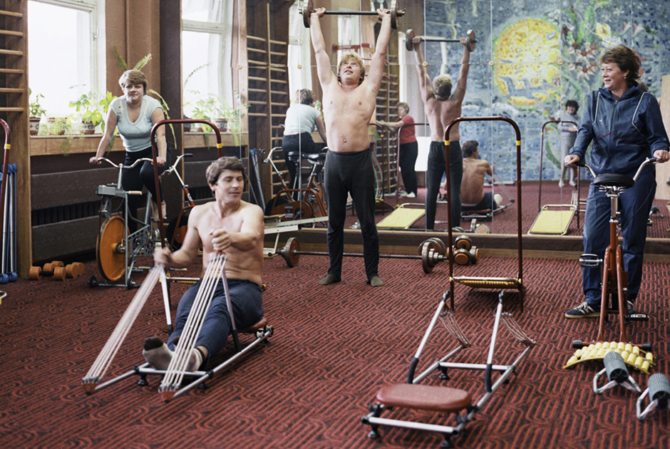 Отдыхающие во время выполнения физических упражнений. 1988 год
