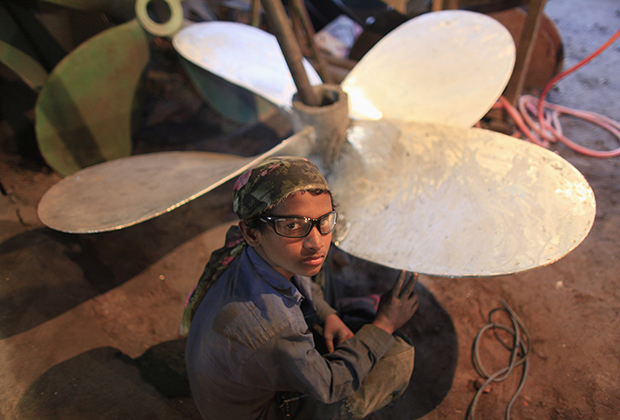 Восьмилетний Хабиб во время работы в мастерской по изготовлению гребных винтов для судов в Бангладеш 