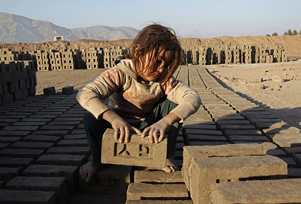 Девочка работает на кирпичном заводе в Нангархаре, Афганистан
