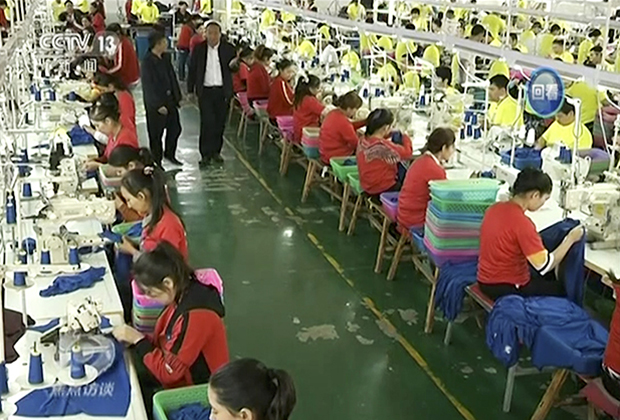 Мусульманские стажеры на швейной фабрике в «лагере перевоспитания», Синьцзян-Уйгурский автономный район Китая