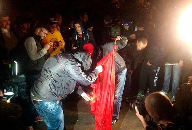 Representantes del "Sector Derecho" queman la bandera soviética durante un mitin en el campo de Kulikovo en Odessa, mayo de 2014