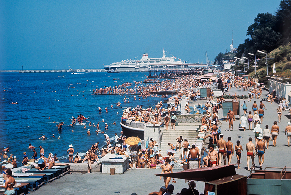 Набережная и городской пляж в городе Сочи. 1970 год