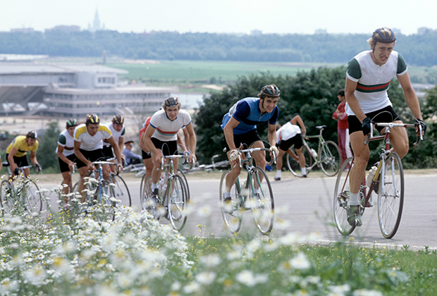 Во время соревнований на олимпийской велотрассе в Крылатском. 1980