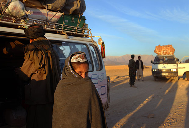 Австралийцы совместно с афганскими военными проверяют машины в провинции Урузган