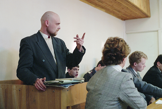 Руководитель группы «Легион Вервольф» Игорь Пирожок (слева) во время выступления на процессе. Ярославль, 13 февраля 1996 года