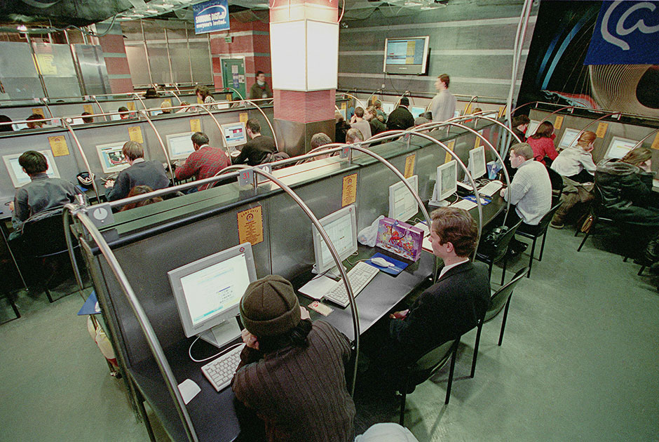 Интернет-кафе компании «Тайм онлайн» в торговом комплексе на Манежной площади. Октябрь 2002 года.