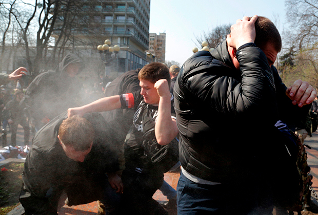 Ультраправые активисты дерутся с пророссийскими оппонентами у памятника генералу Николаю Ватутину в Киеве, Украина. 13 апреля 2018 года
