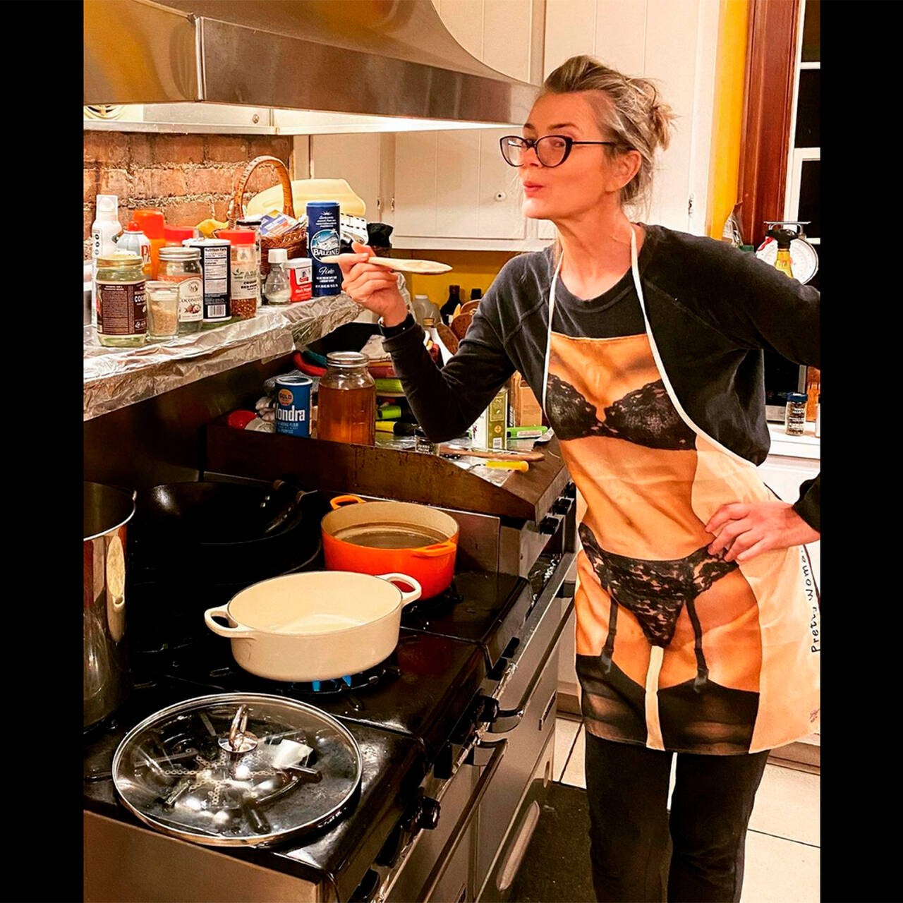 Красота женщины в трусиках на кухне приготовления пищи. сексуальная домохозяйка на кухне