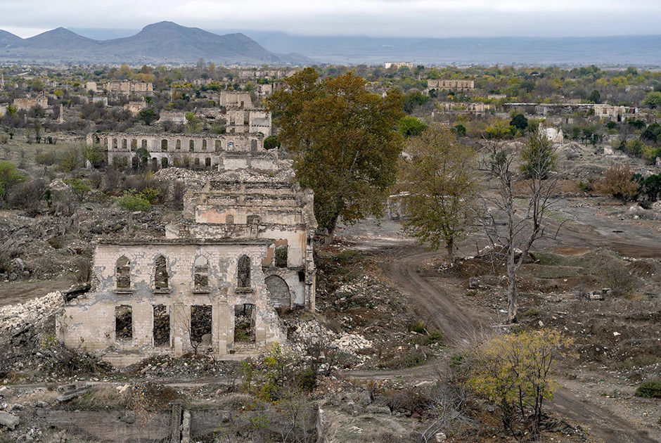 Азербайджану предстоят огромные затраты на восстановление полученных территорий. И речь не только о недавних разрушениях. Некоторые населенные пункты, такие как город Агдам, полностью или частично лежат в руинах еще со времен первой Карабахской войны 1990-х годов.