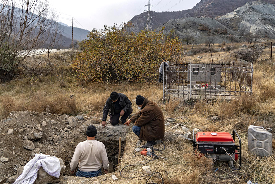 Доходит до того, что некоторые карабахцы выкапывают останки родных, чтобы перезахоронить их в Армении. Они уверены, что не смогут вернуться к родным могилам, и боятся, что над останками надругаются. 