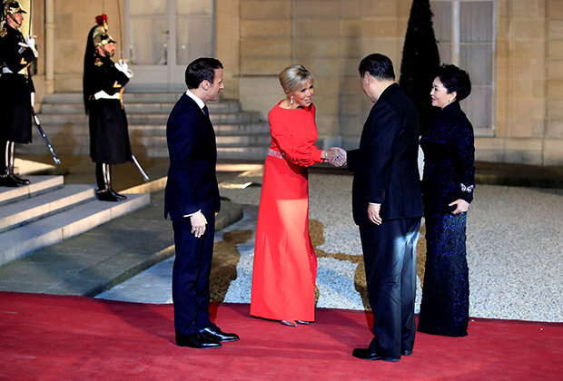 Эммануэль Макрон с супругой Брижит приветствуют президента Китая Си Цзиньпина и его жену Пэн Лиюань, прибывших на государственный обед в Елисейский дворец, 2019 год